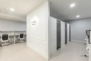 화이트 & 그레이 미니멀 스터디카페 좌석 공간